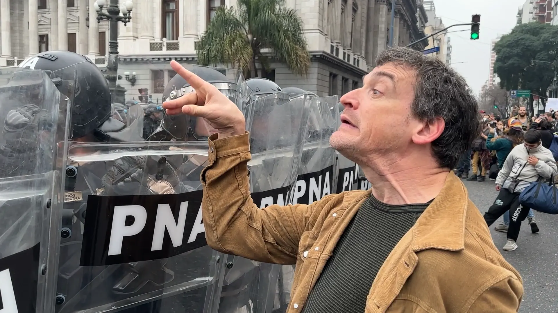 Sebastián Manusovich en una escena urbana