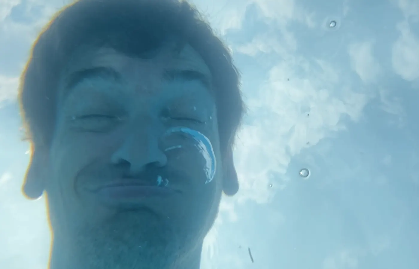 Sebastián bajo el agua
