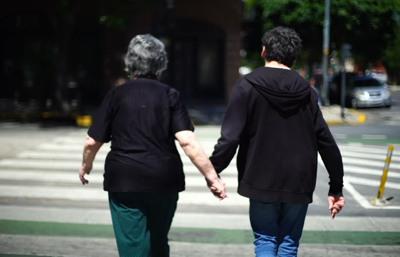 Mano de Sebastián junto a su madre